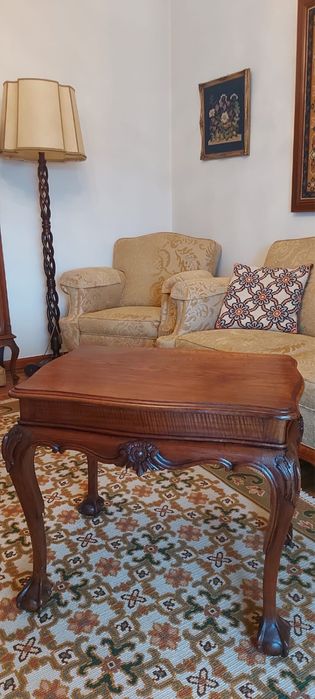 Mesa de Centro em Madeira Maciça Estilo Clássico