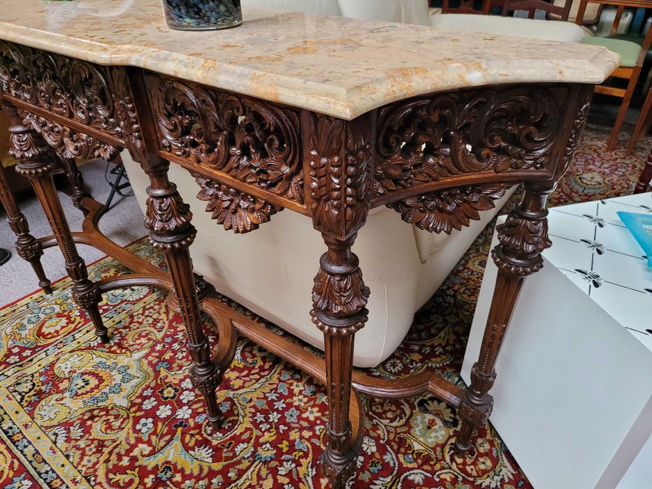 Consola em madeira toda trabalhada com tampo em p