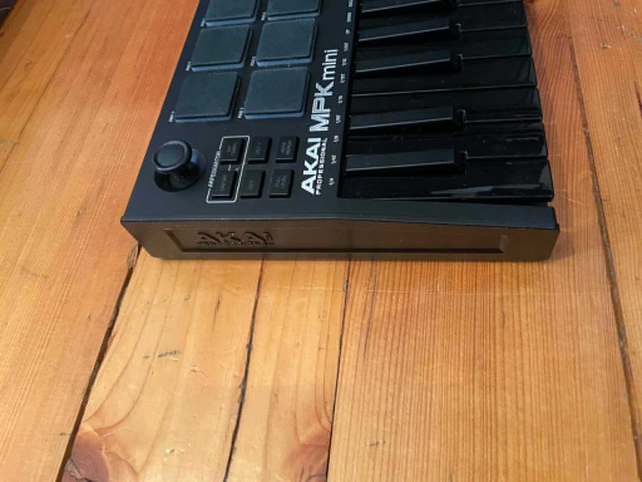 Kontroler MIDI AKAI