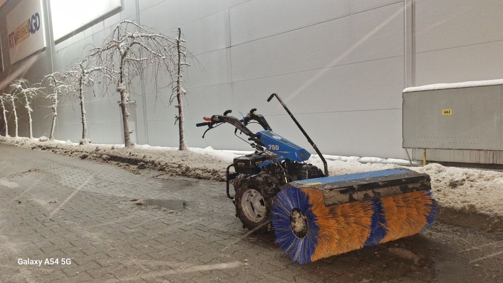 ,,Ogrodnik "Odśnieżanie i utrzymanie chodników ,podjazdów