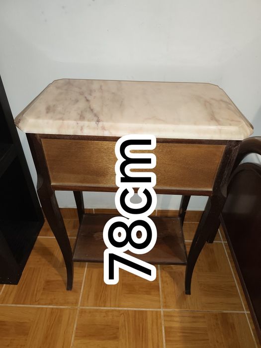 Móvel de madeira maciça (tampo de mármore)