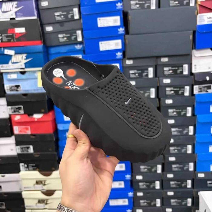 Czarne kapcie Nike Mind 001 R.39