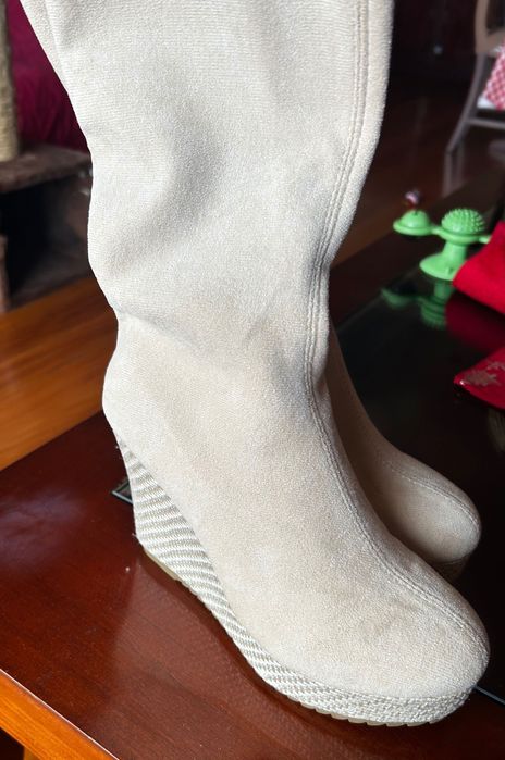 Botas com Cunha e cano alto