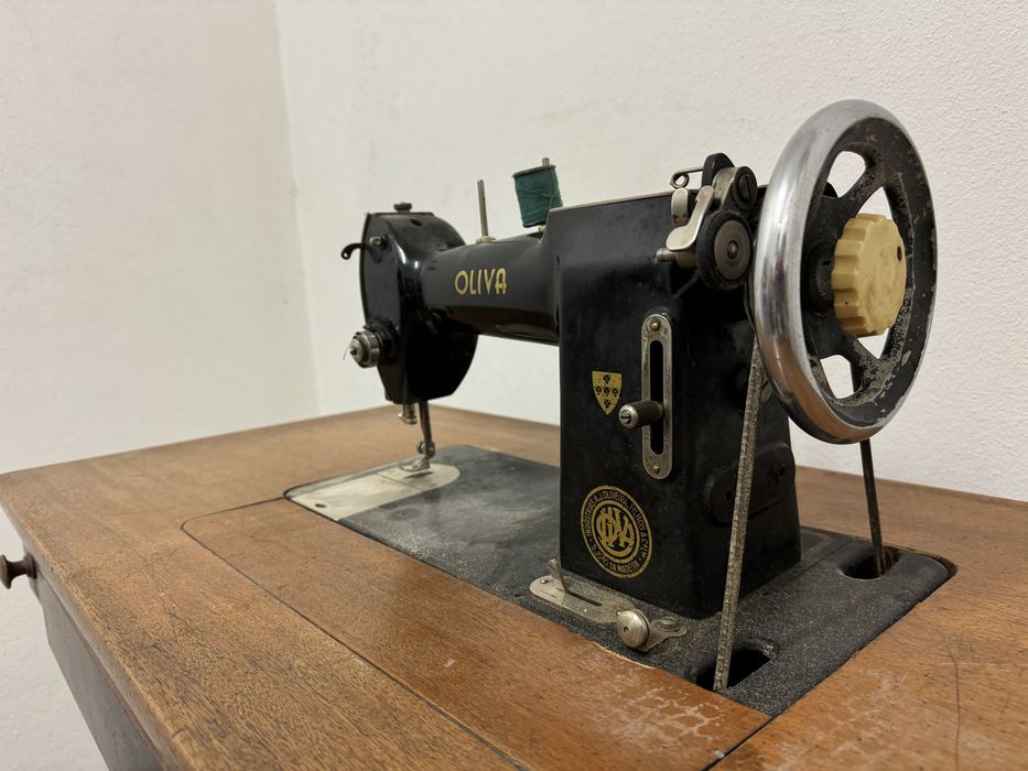 Máquina de costura modelo CL-45 da marca OLIVA com móvel