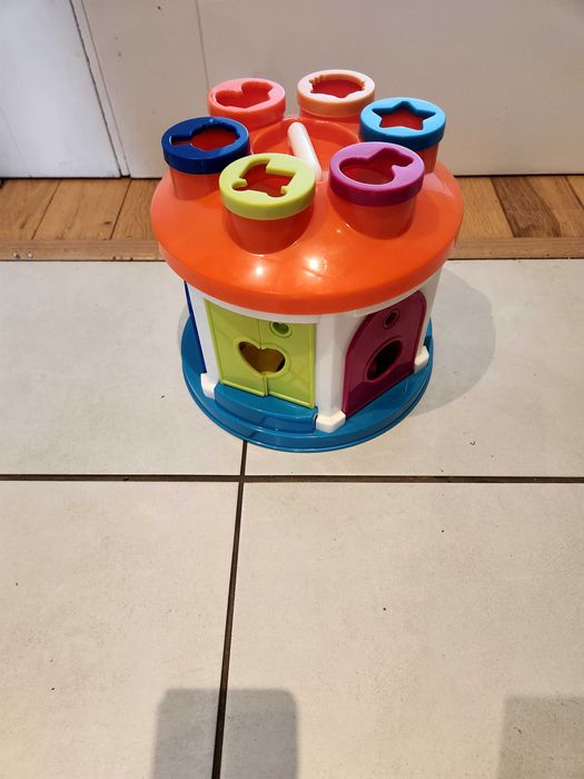 Kostka edukacyjna z kluczykami i klockami