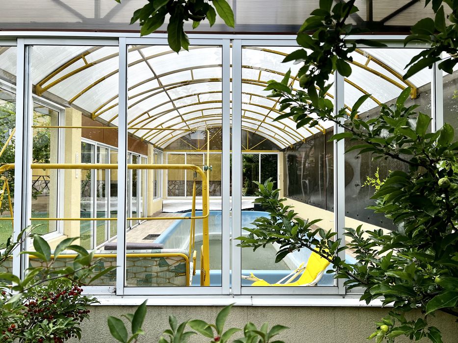 Будинок в районі вул. Буковинської (Беверлі Хіллс.) Є басейн