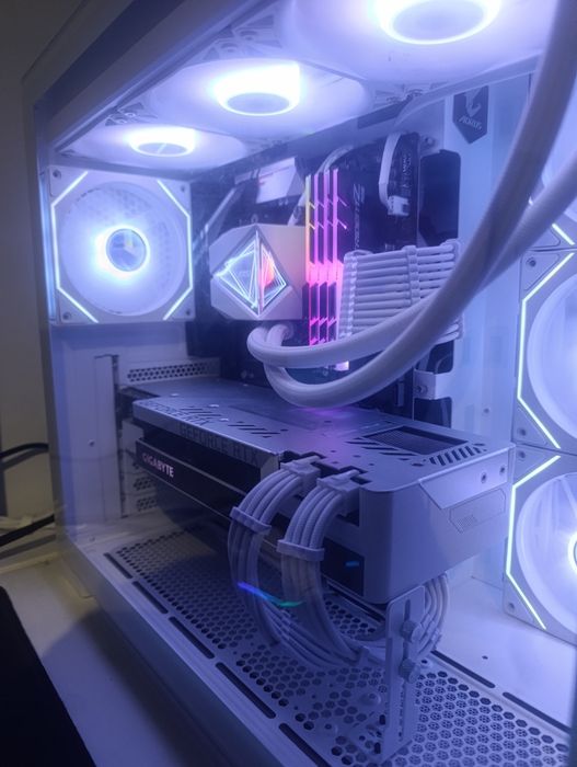 PC Gamer white 3080, 5800x