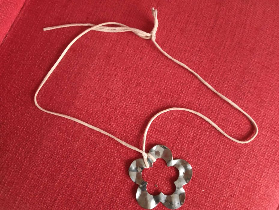 Colar flor em metal e fio ajustável rosa