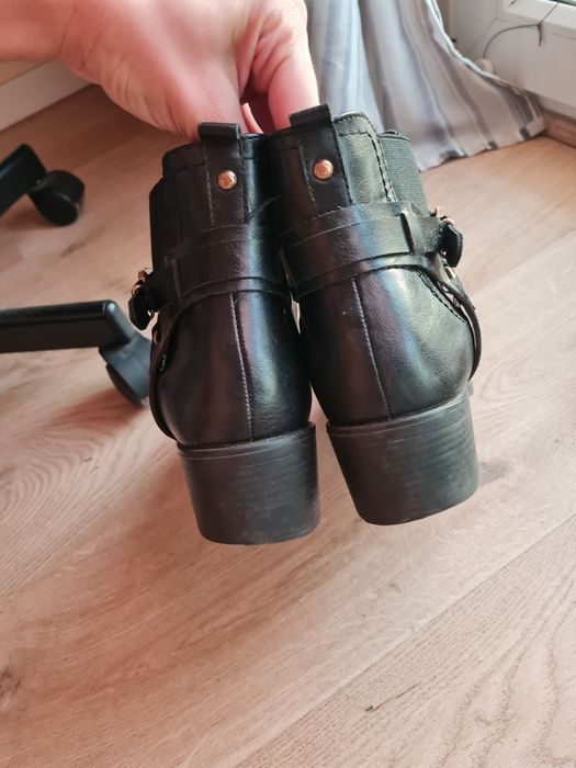 buty z zamkiem na lekkim obcasie