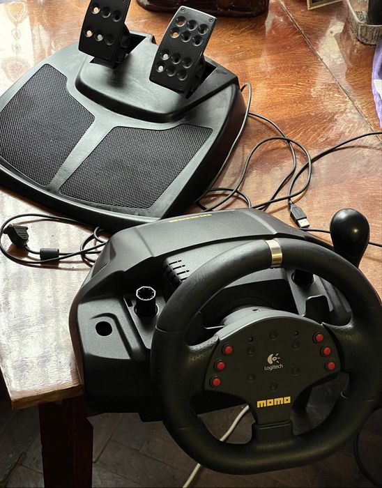 Продам Ігровий руль Logitech momo