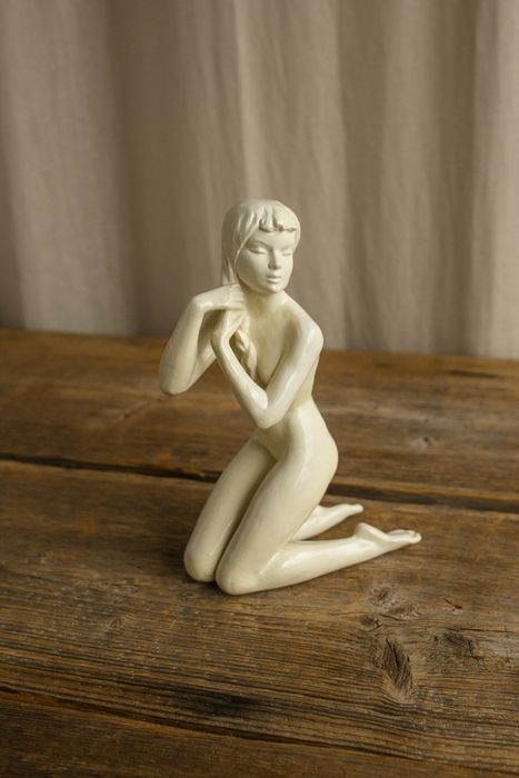 Ceramiczna figurka kobiety w subtelnym stylu