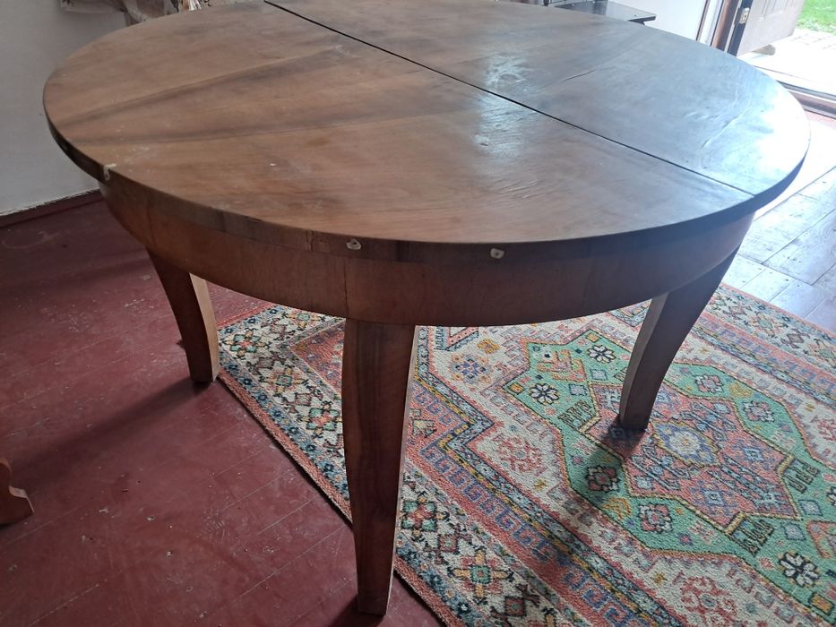 Стіл    круглий.