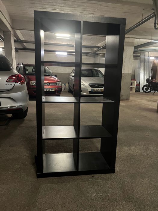 Móvel castanho em bom estado