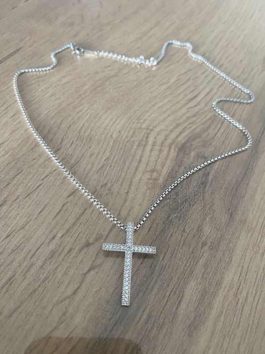 Colar Prateado c/ Pendente Cruz Cravejada (Novo c/ Caixa de Apresentação)