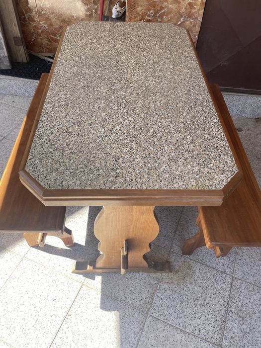 Mesa e bancos em madeira