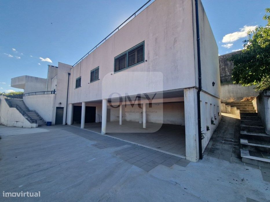 Moradia T4+1 de Rés do Chão e Andar com Terraço Panorâmico