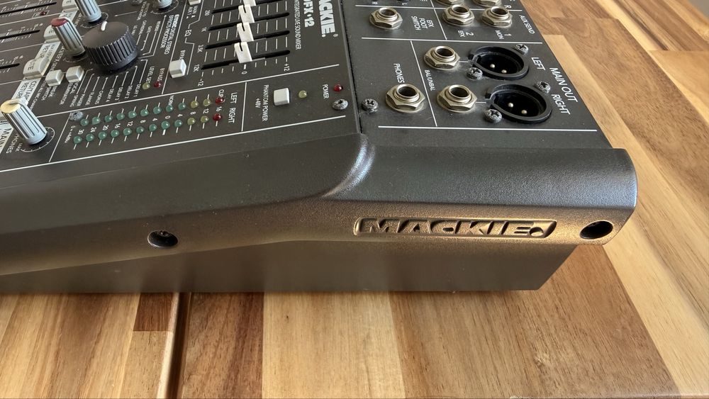 Mesa de mistura MACKIE DFX•12