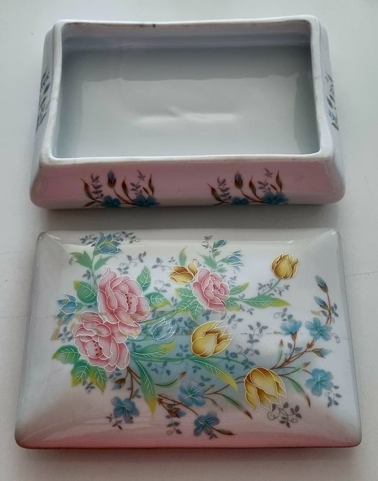 Caixa,  em porcelana, com motivos floridos.