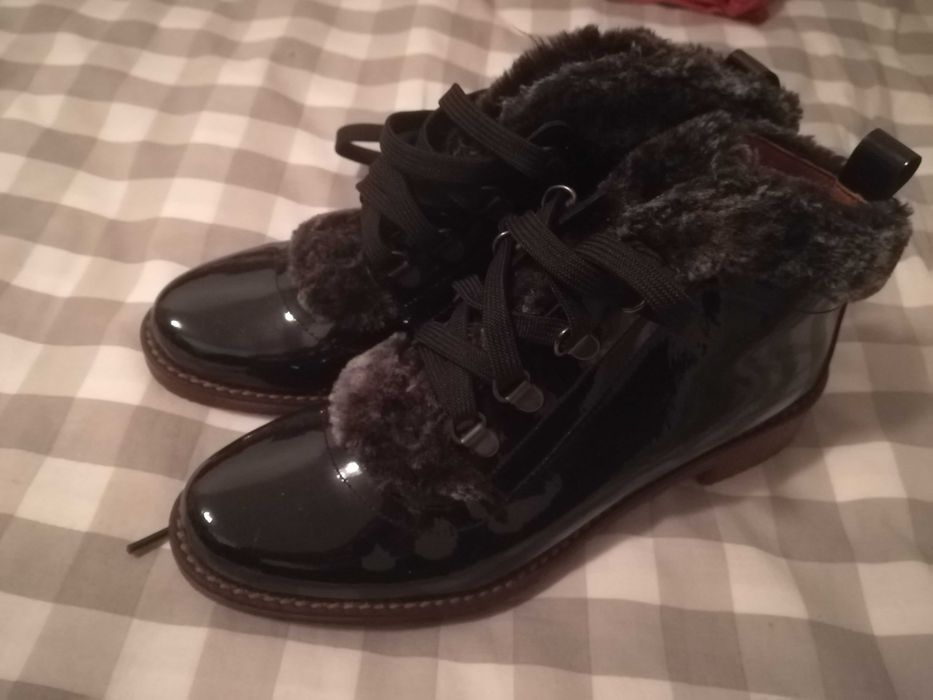 Botas pretas com atacadores Tamanho Nº 37