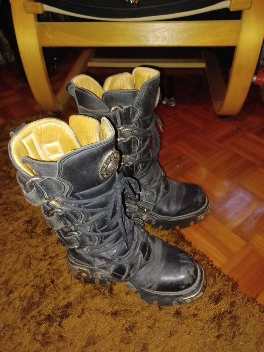 Botas de cabedal raras da marca new rock, usadas mas em boa condição.