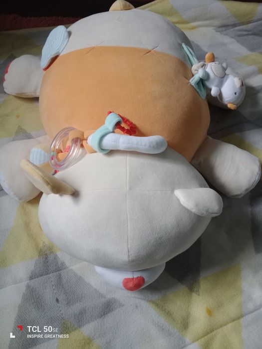 Peluche grande interativo tem várias atividades para estimular o bebê.