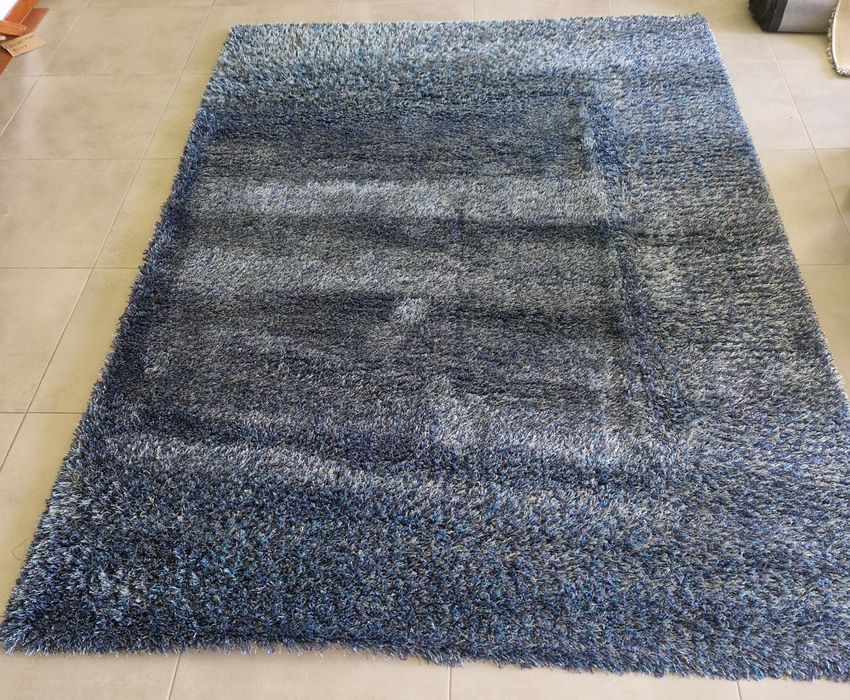 Carpete azul com mistura de preto e branco