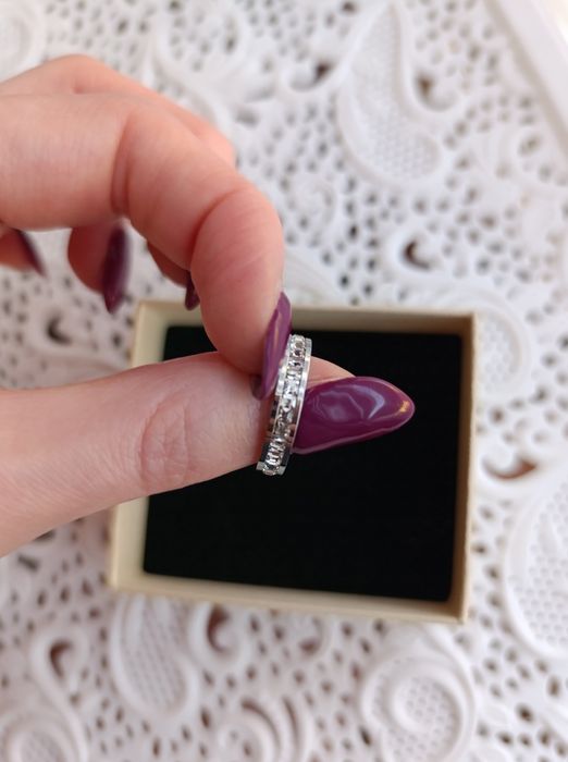 Pierścionek typu obrączka srebrny z cyrkoniami