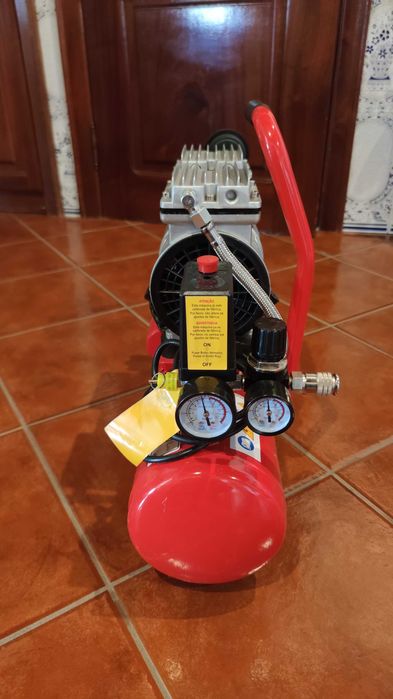 Compressor de ar s/óleo 6L 7 bar (apenas usado uma vez)
