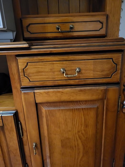 Movel de madeira com detalhes muito elegantes como novo