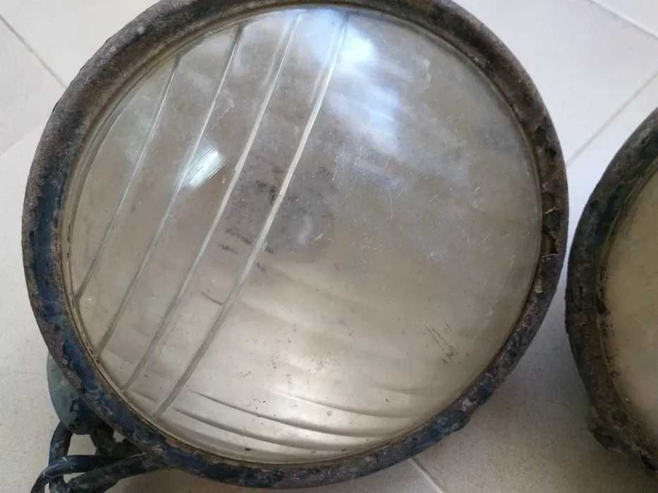 Dois Faróis Antigos de Camioneta Bedford