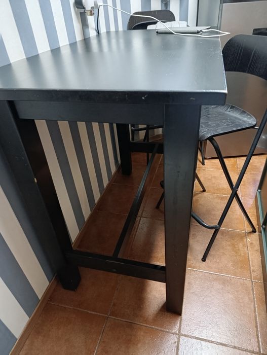 Mesa alta e 4 cadeiras