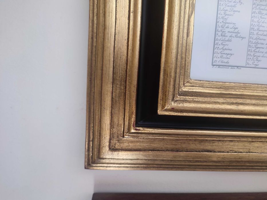 Quadro moldura dourada folha de ouro e gravura