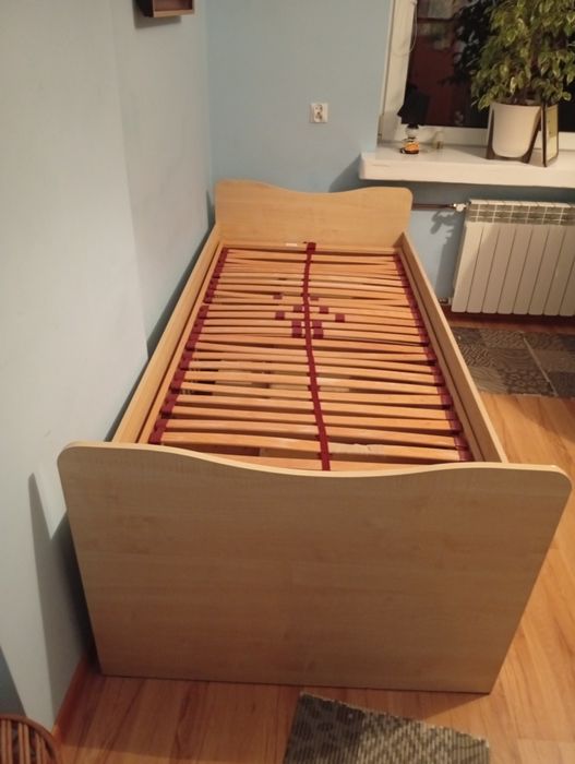 Łóżko b.d stan ze stelażem