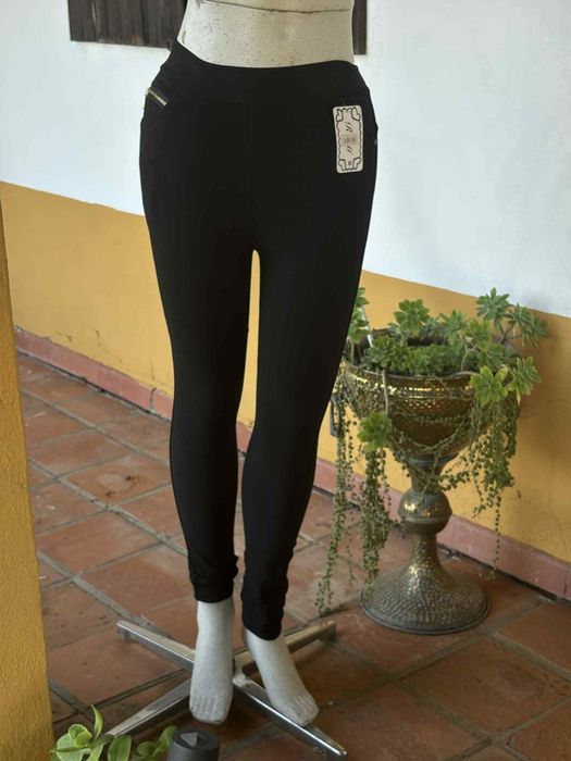 Calça preta tipo ganga elástica