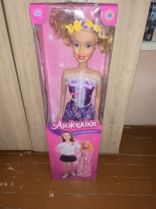 Кукла у коробці велика в ідеальному стані