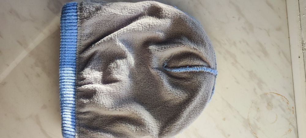 Шапка теплая на флисе голубая.