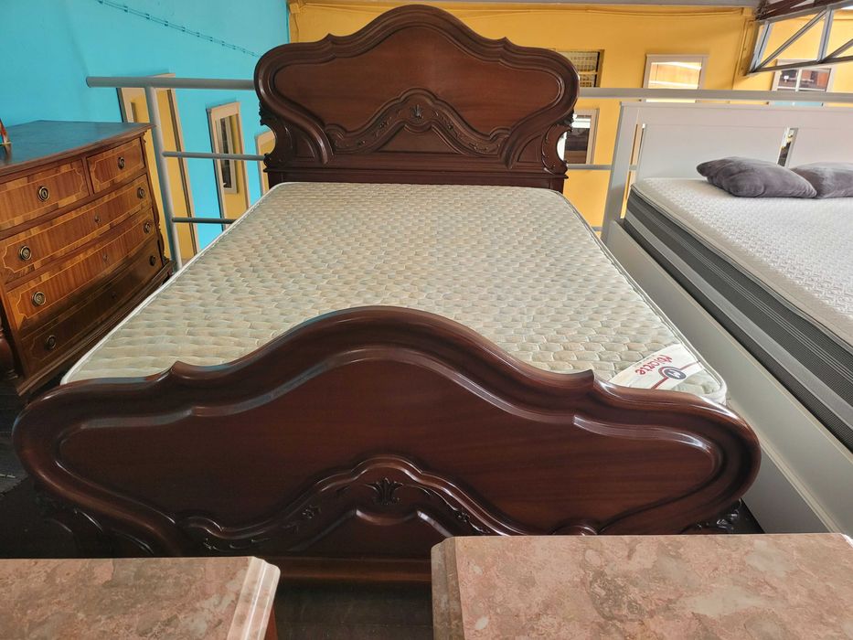 Excelente cama com estrado e colchão - Tudo em óptimo estado