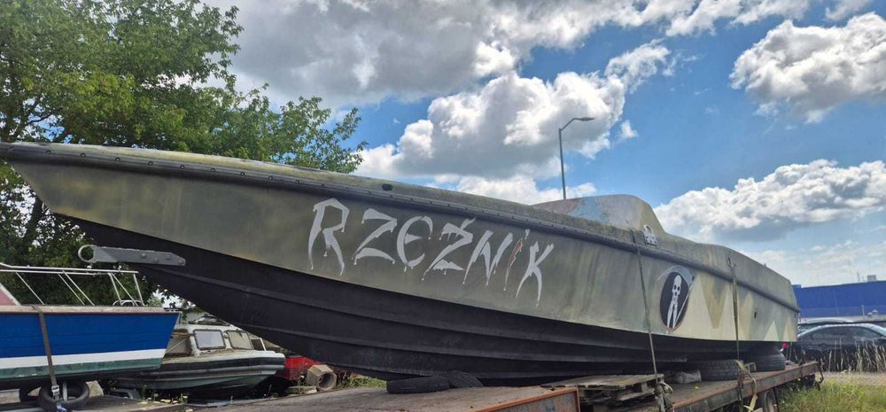 Duża łódź motorowa