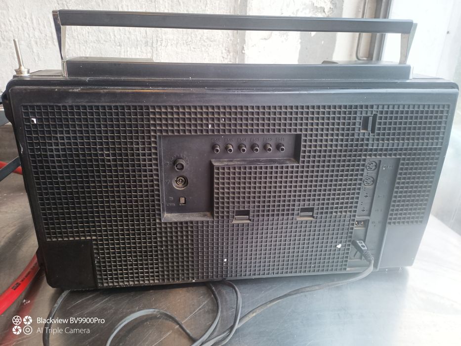 Rádio Satélite Grundig 2400 está num estádio inacreditável além de ter umas pequeninas coisinhas está mesmo maravilhoso