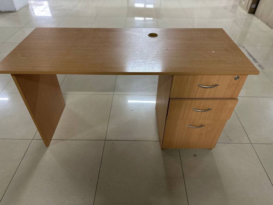 Стіл письмовий офісний 140/60/75 см