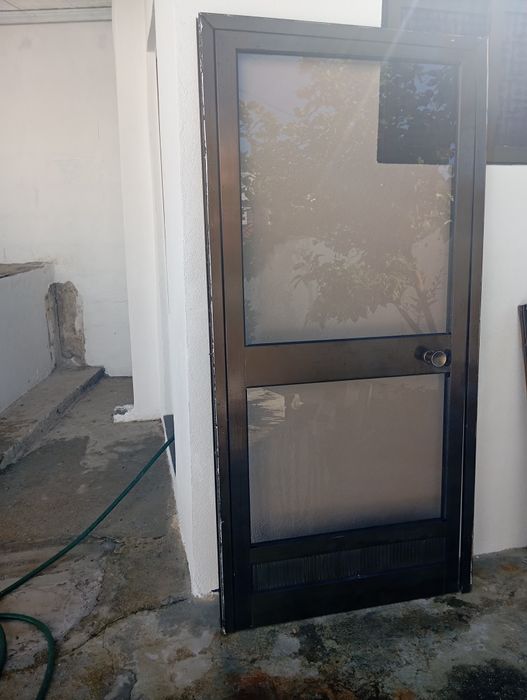 Porta e duas janelas de alumínio