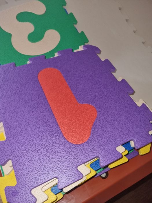 Vendo puzzle de criança