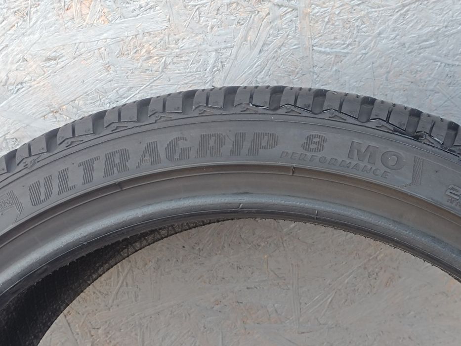 225/40R18 92V Goodyear Ultragrip 8  Performance  MO