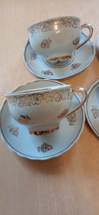 Чашки чайные с позолотой.