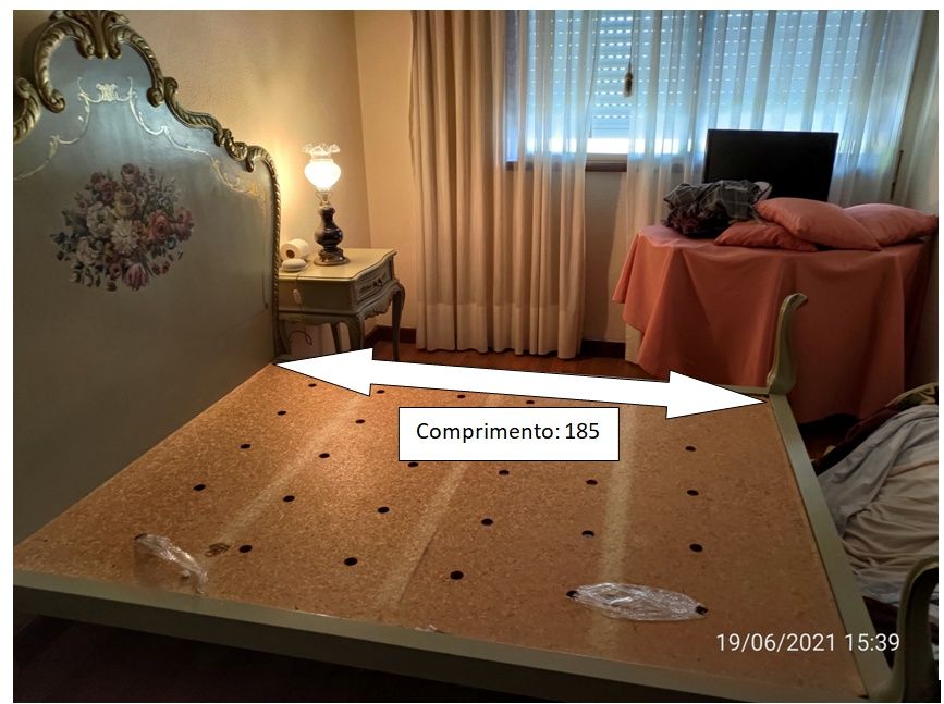 Cama antiga mas em boas condições