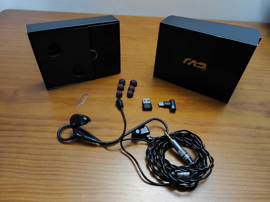 Fones IEM CVJ Assassin gaming com microfone e vibração háptica