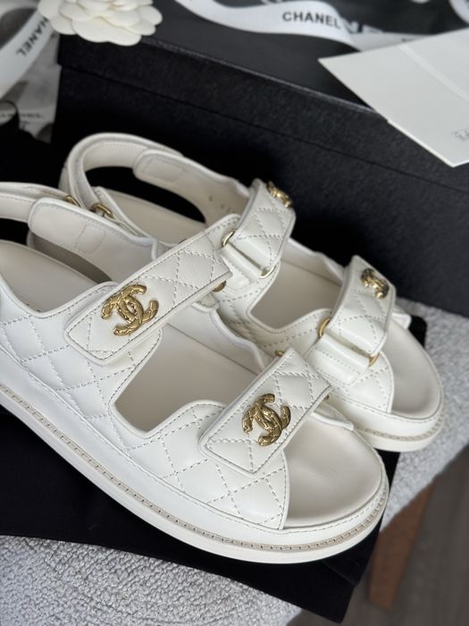 Босоніжки Chanel в оригінальному виконанні
