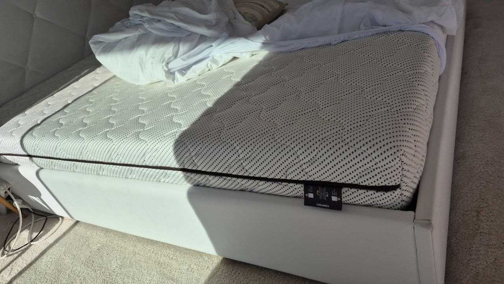 Cama king size 200x180 cm com cabeceira de 3 m – em ótimo estado.