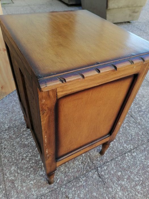 Cama com colchão e mesa de cabeceira