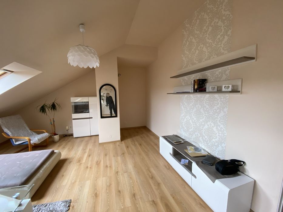 Zestaw białych mebli do salonu – witryna LED, komoda, RTV, półki